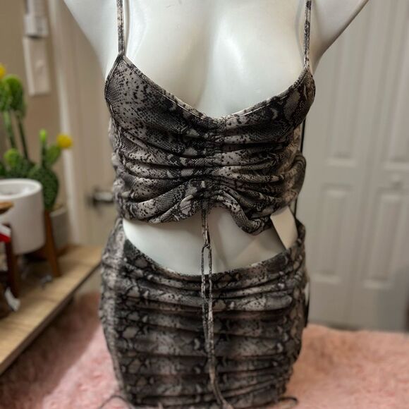 Crop top and skirt set - Picture 2 of 8